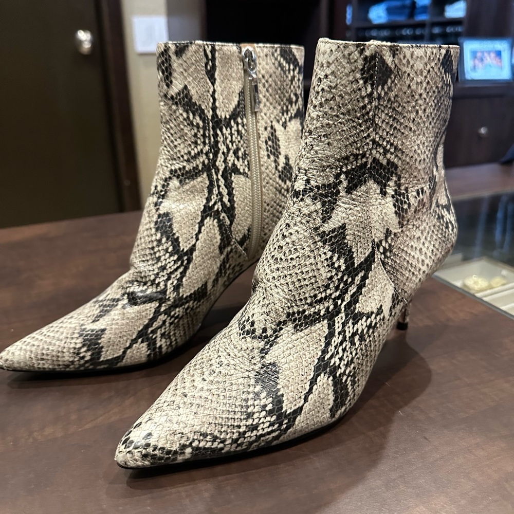 Schultz snakeskin size 7 pointed toe bootie